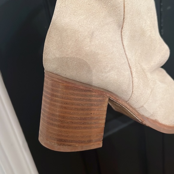 Over the knee beige suede Shelly's boots perfect for your fall look - Picture 4 of 4